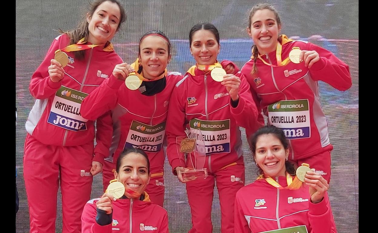 Las seis atletas del combinado regional posan con sus medallas. 