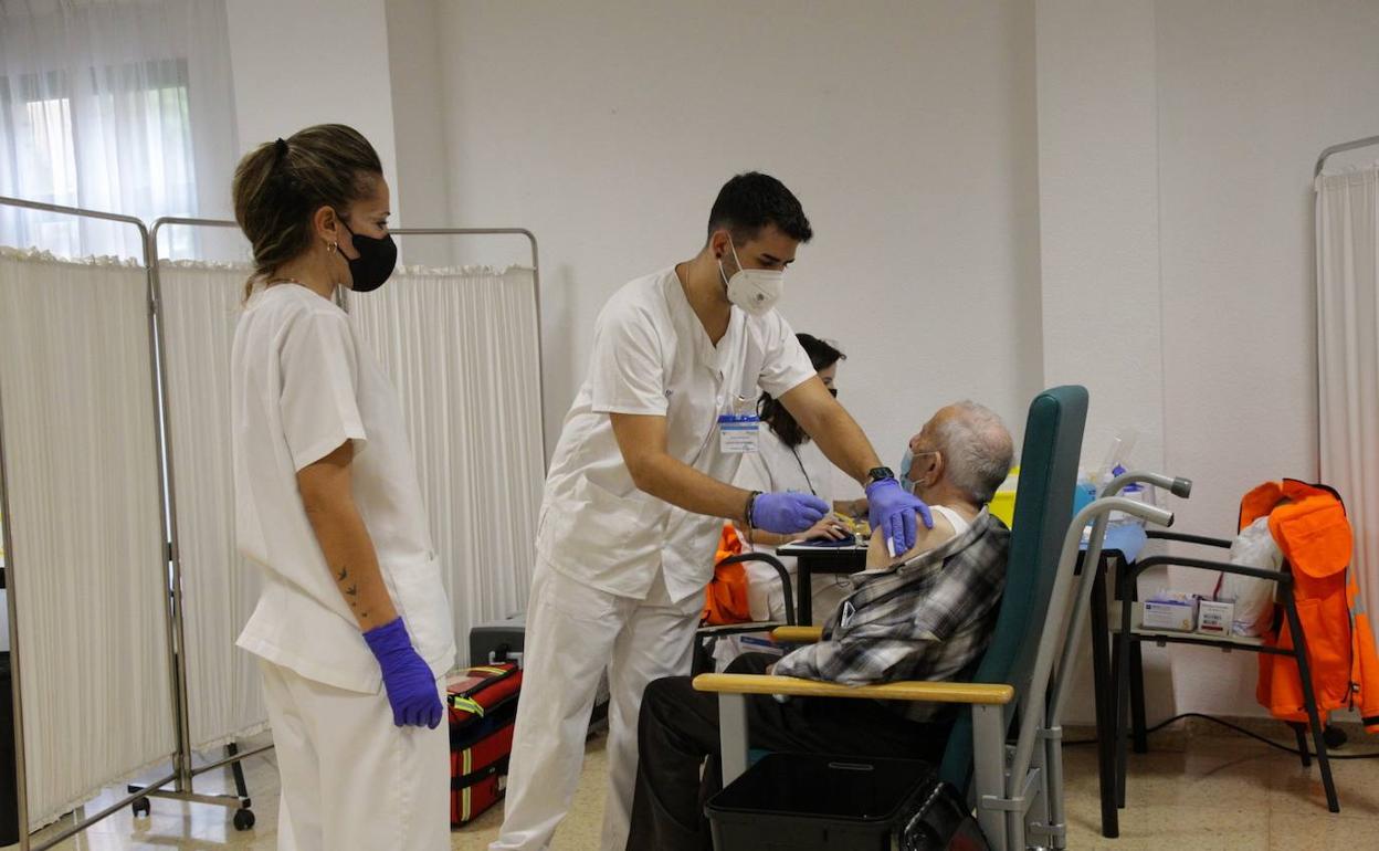 Sanidad vacuna contra la covid en la residencia 'Los tres árboles', en Zamora. 