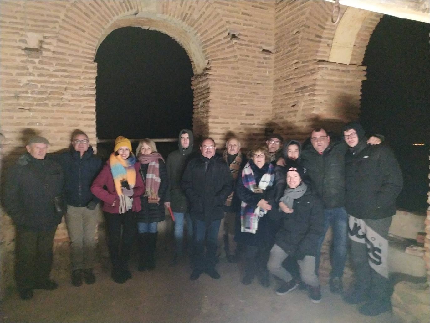 Un vecino de Santa Eufemia del Arroyo haciendo sonar las campanas.