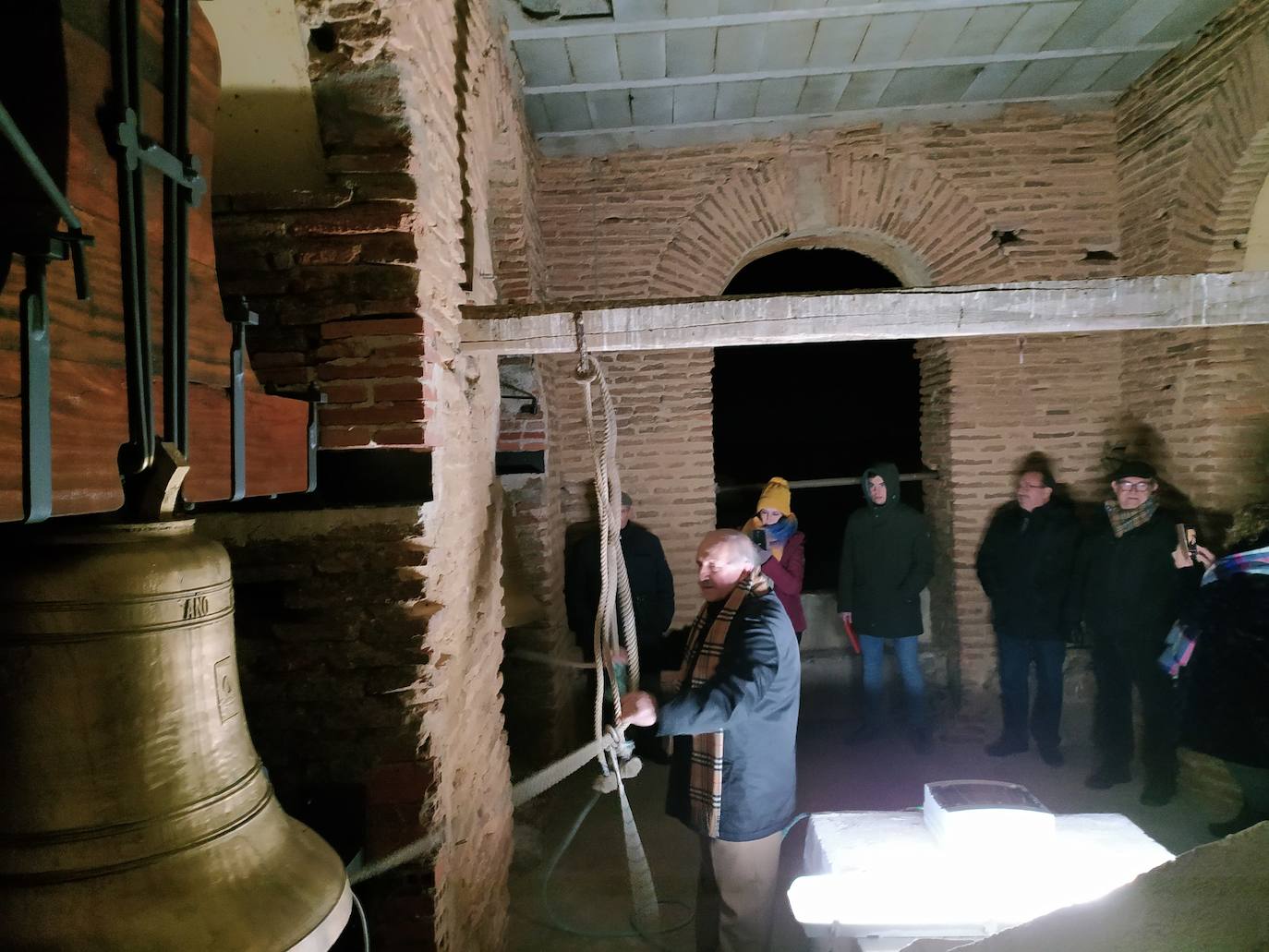 Un vecino de Santa Eufemia del Arroyo haciendo sonar las campanas.
