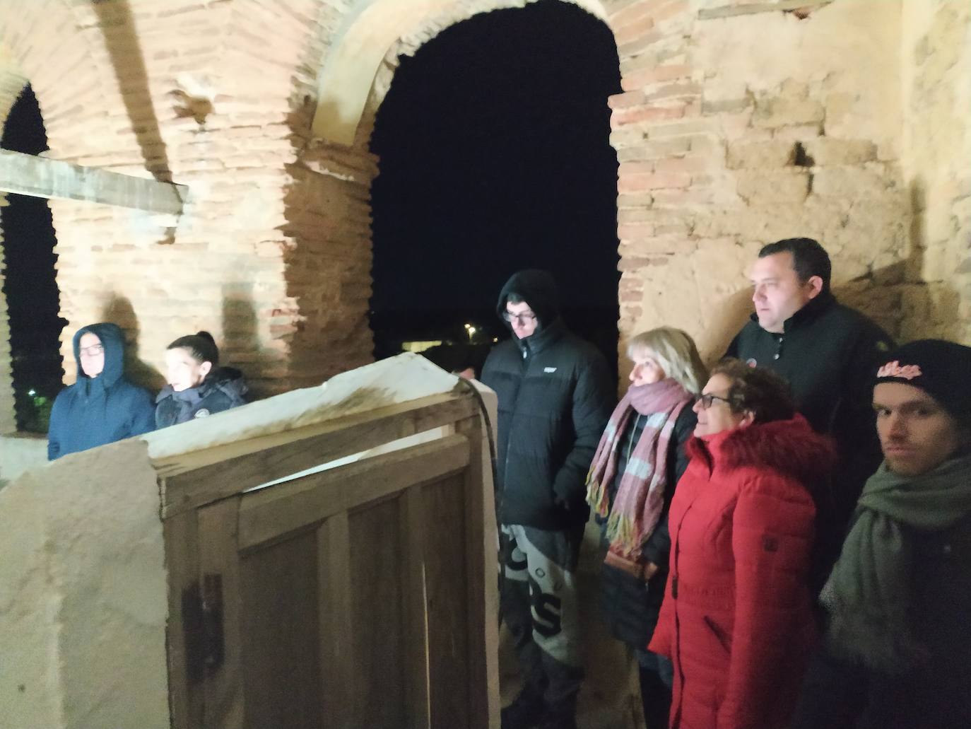 Un vecino de Santa Eufemia del Arroyo haciendo sonar las campanas.