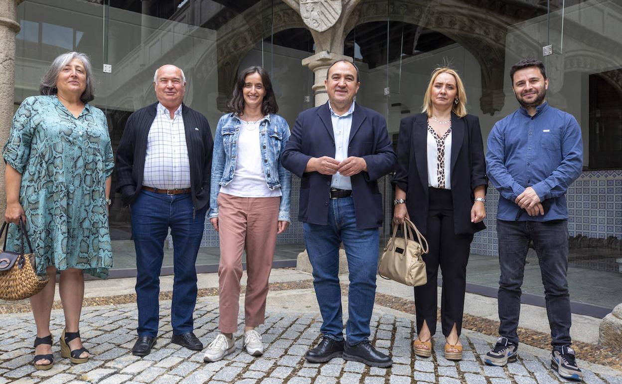 Pedro Muñoz (tercero por la derecha), junto a compañeros del PSOE en la Diputación de Ávila en mayo del pasado año, un mes antes de ser expulsado del PSOE junto a otros cuatro diputados provinciales. 