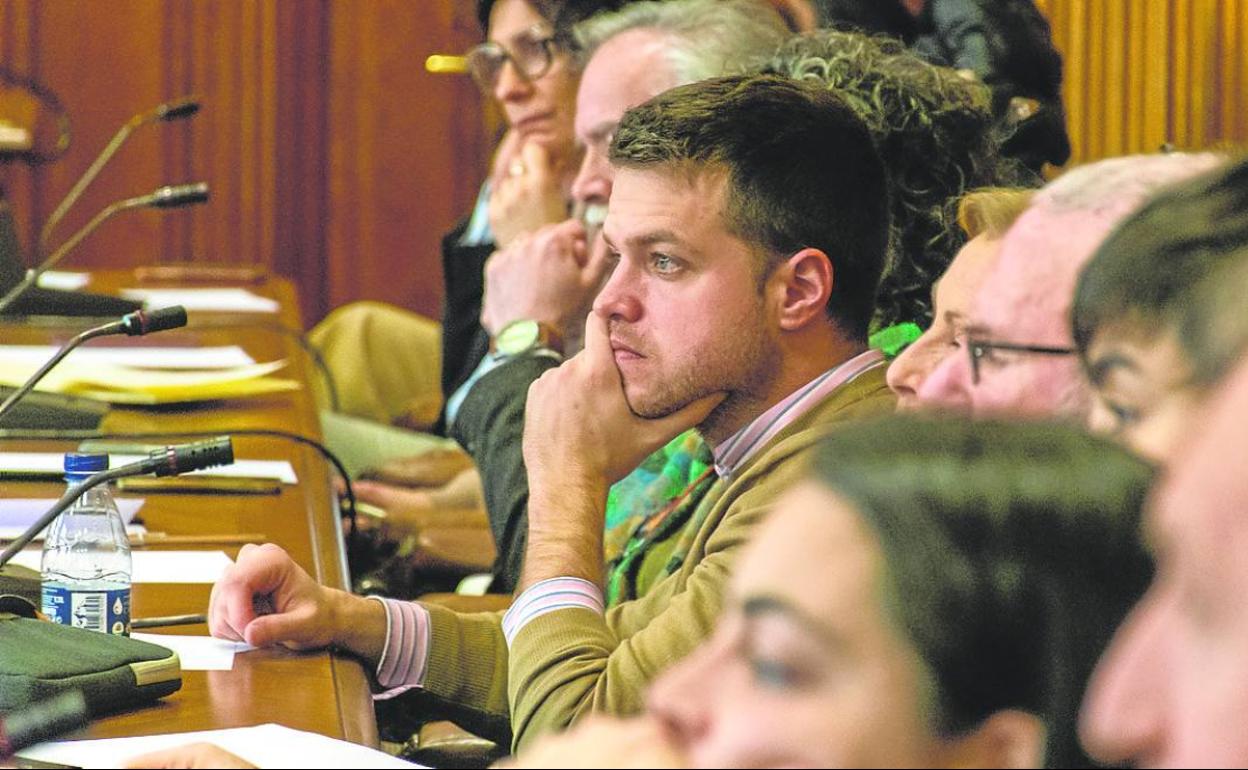 El concejal Álvaro Bilbao, en primer término, en la bancada socialista, durante el pleno.