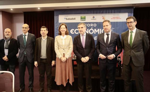 La pressidenta de la AEB, con el presidente y el director general de El Norte de Castilla, Iñaki Arechabaleta y Goyo Ezama, respectivamente, y los representantes de los patrocinadores del Foro: Banco Sabadell, Gullón, Corporación Llorente y Collosa, y Media Markt, socio tecnológico del Foro.