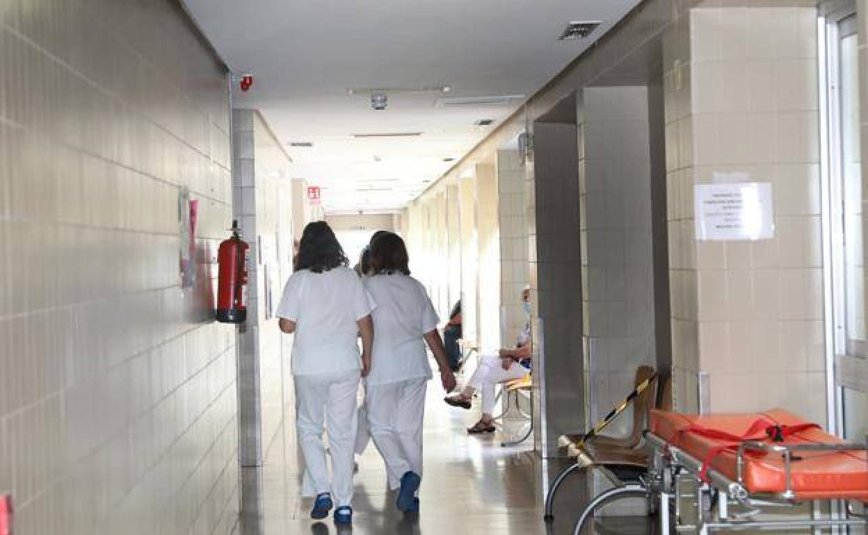 Dos enfermeras en un pasillo del Hospital Río Carrión. 