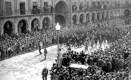 Homenaje en la plaza Mayor de Salamanca por su jubilación. 