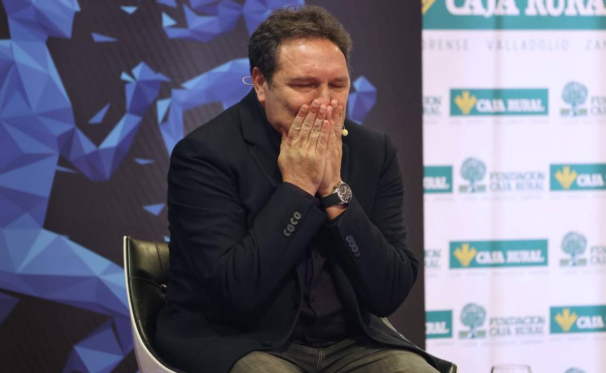 Eusebio Sacristán, emocionado en los inicios de su exposición en Los Desayunos de la APDV. 