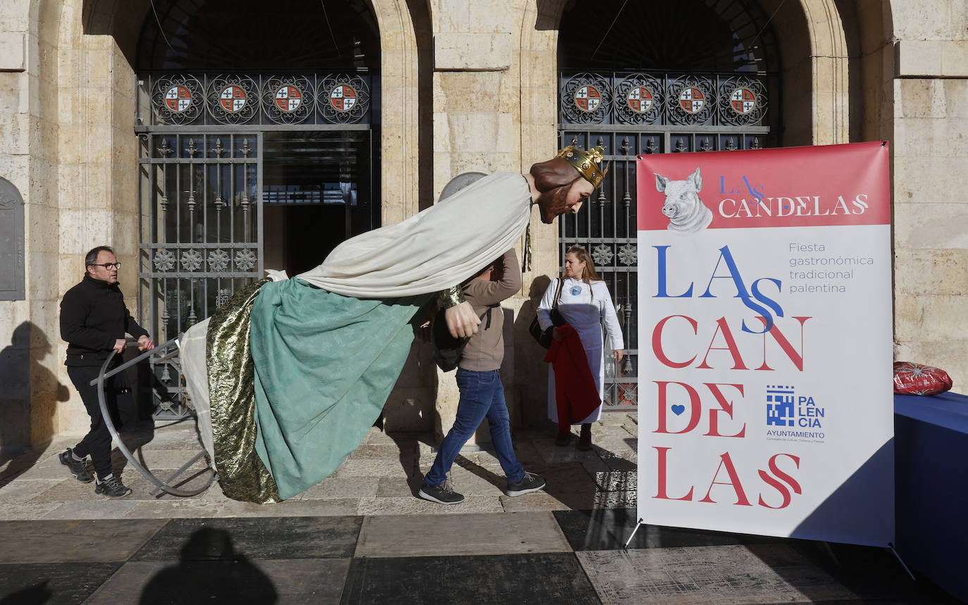 El quemado y despiece del cerdo, la degustación de chichurro y el concurso de cocina en directo de Platos del Cerdo colman de actividades la Plaza Mayor