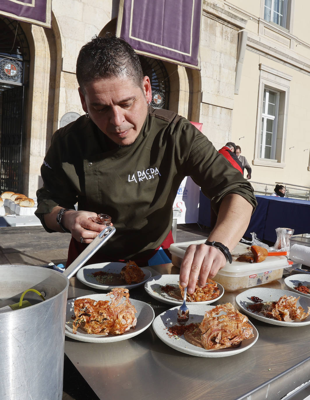 El quemado y despiece del cerdo, la degustación de chichurro y el concurso de cocina en directo de Platos del Cerdo colman de actividades la Plaza Mayor