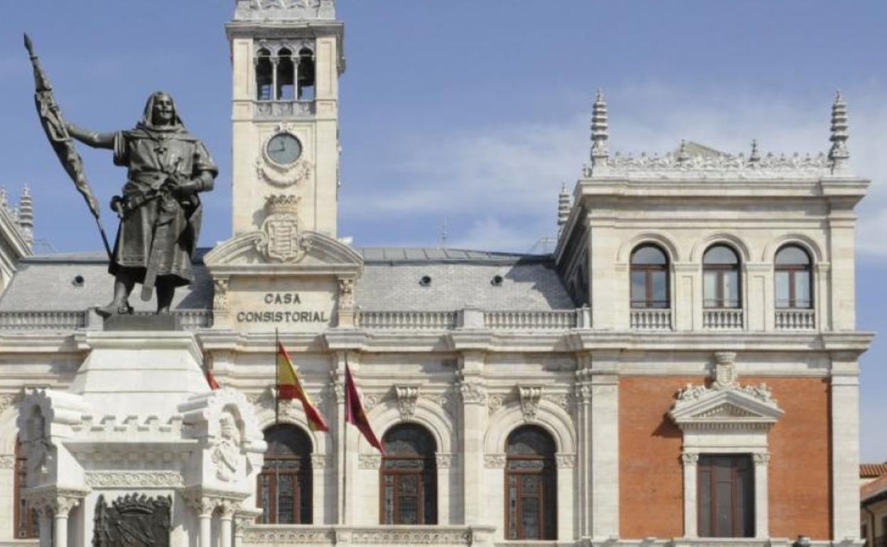 Estatua del Conde Ansúrez frente al Ayuntamiento, en la Plaza Mayor de Valladolid. 