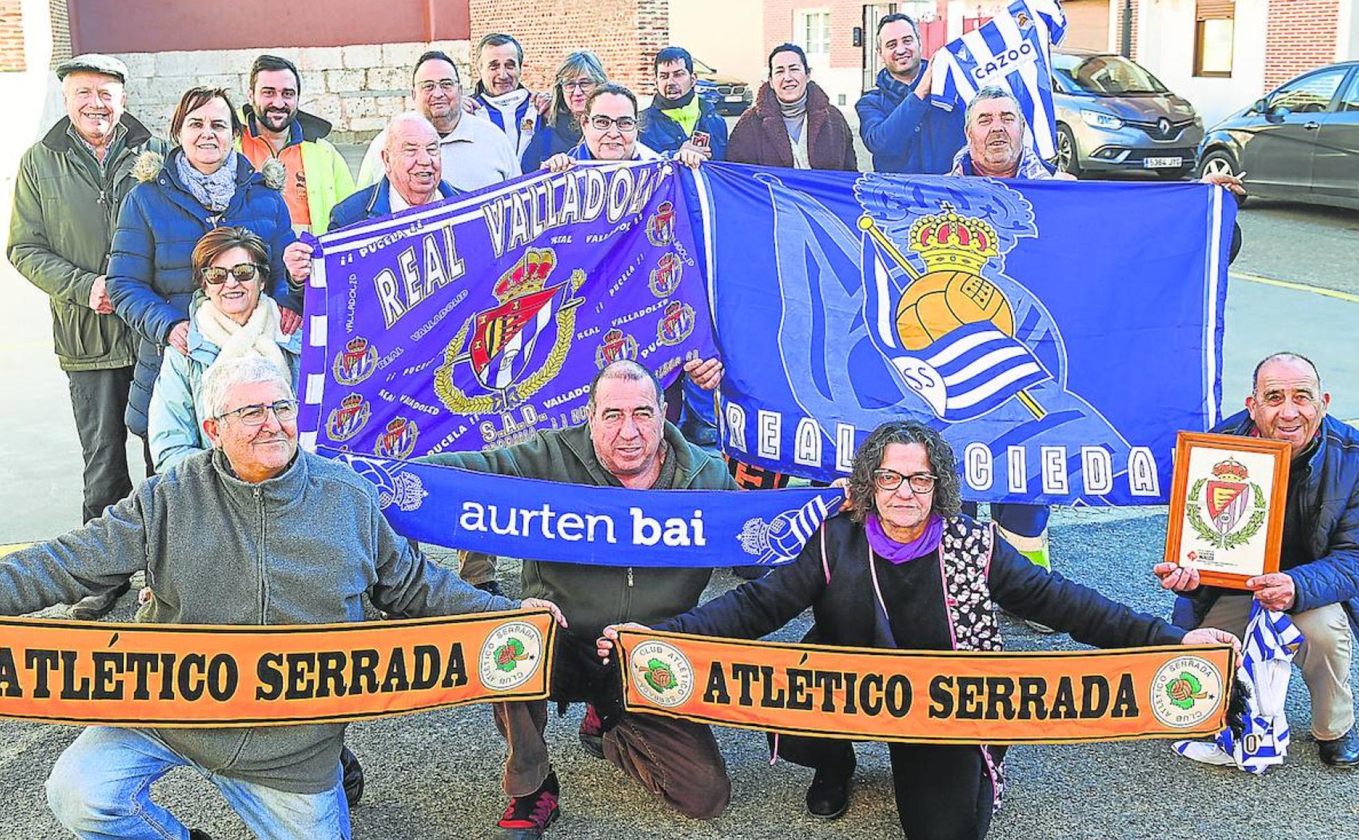 Vecinos de Serrada que acudirán a Anoeta ayer en la Plaza Mayor del pueblo. 