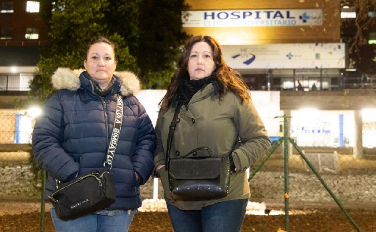Las hermanas Carmen y Patricia Fonteboa, ante el Hospital Clínico de Valladolid. 