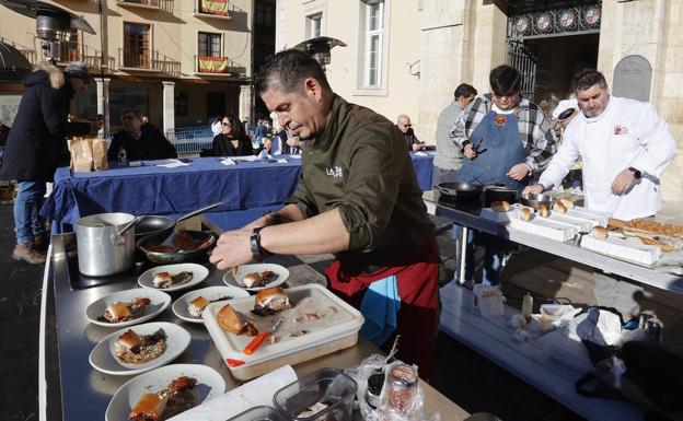 Galería. Álvaro Arnaiz, del bar La Raspa de Burgos, y Alberto Villegas, del restaurante San Remo de la capital, cocinan en directo.