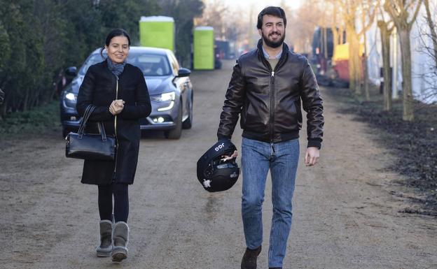 El dirigente de Vox baja del coche oficial, casco en mano, para visitar la concentración motera de Pingüinos.