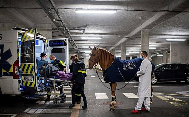 Peyo y Hassen acompañan hasta la ambulancia a Roger, paciente de 64 años. 