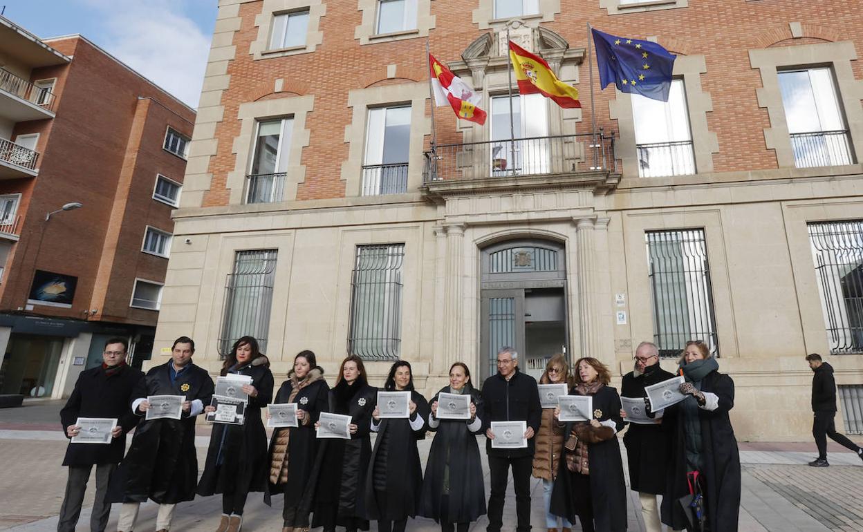 Los letrados, en protesta ante el Palacio de Justicia. 