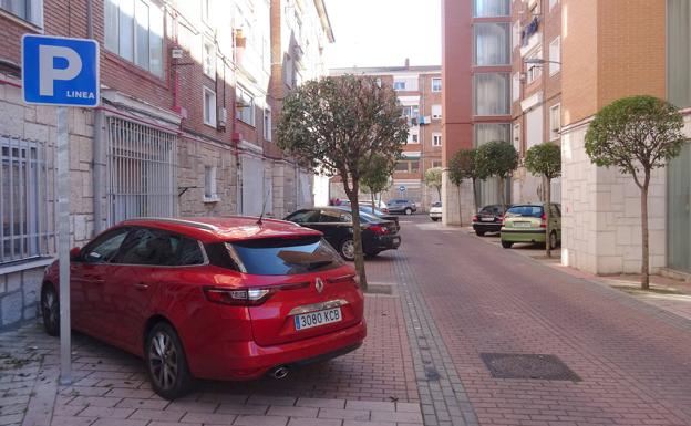 Aparcamiento autorizados para residentes en la calle Juan de Nates. 