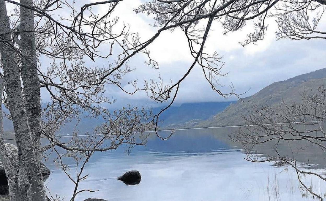 El Lago de Sanabria observado desde la orilla de la cercana playa de Arenales de Vigo, en el término municipal de Galende.