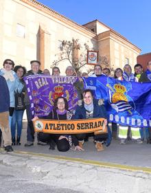 Imagen secundaria 2 - Uno de los bares de Serrada, decorado con la bandera de la Real Sociedad; el alcalde del municipio, César López, y varios vecinos de la locadlidad