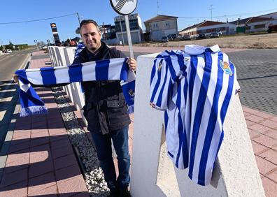 Imagen secundaria 1 - Uno de los bares de Serrada, decorado con la bandera de la Real Sociedad; el alcalde del municipio, César López, y varios vecinos de la locadlidad