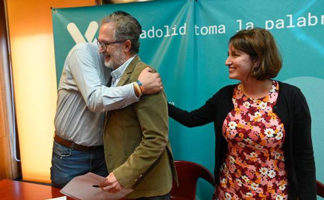 Bustos abraza a Manuel Saravia, el pasado 7 de enero, en presencia de María Sánchez.