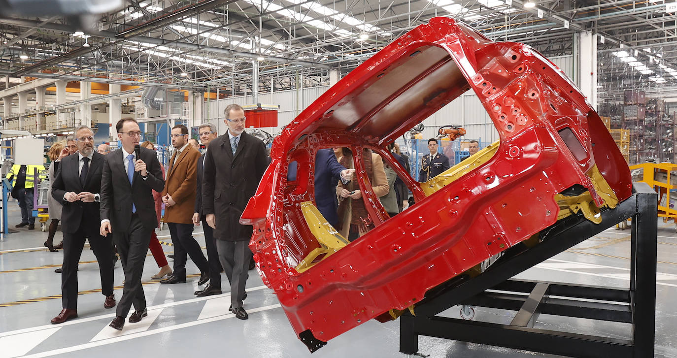 Fotos: El Rey Felipe VI conoce la innovadora planta de Gestamp en Palencia