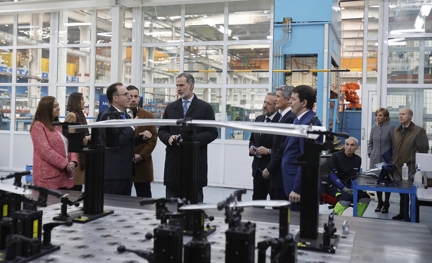 Fotos: El Rey Felipe VI conoce la innovadora planta de Gestamp en Palencia