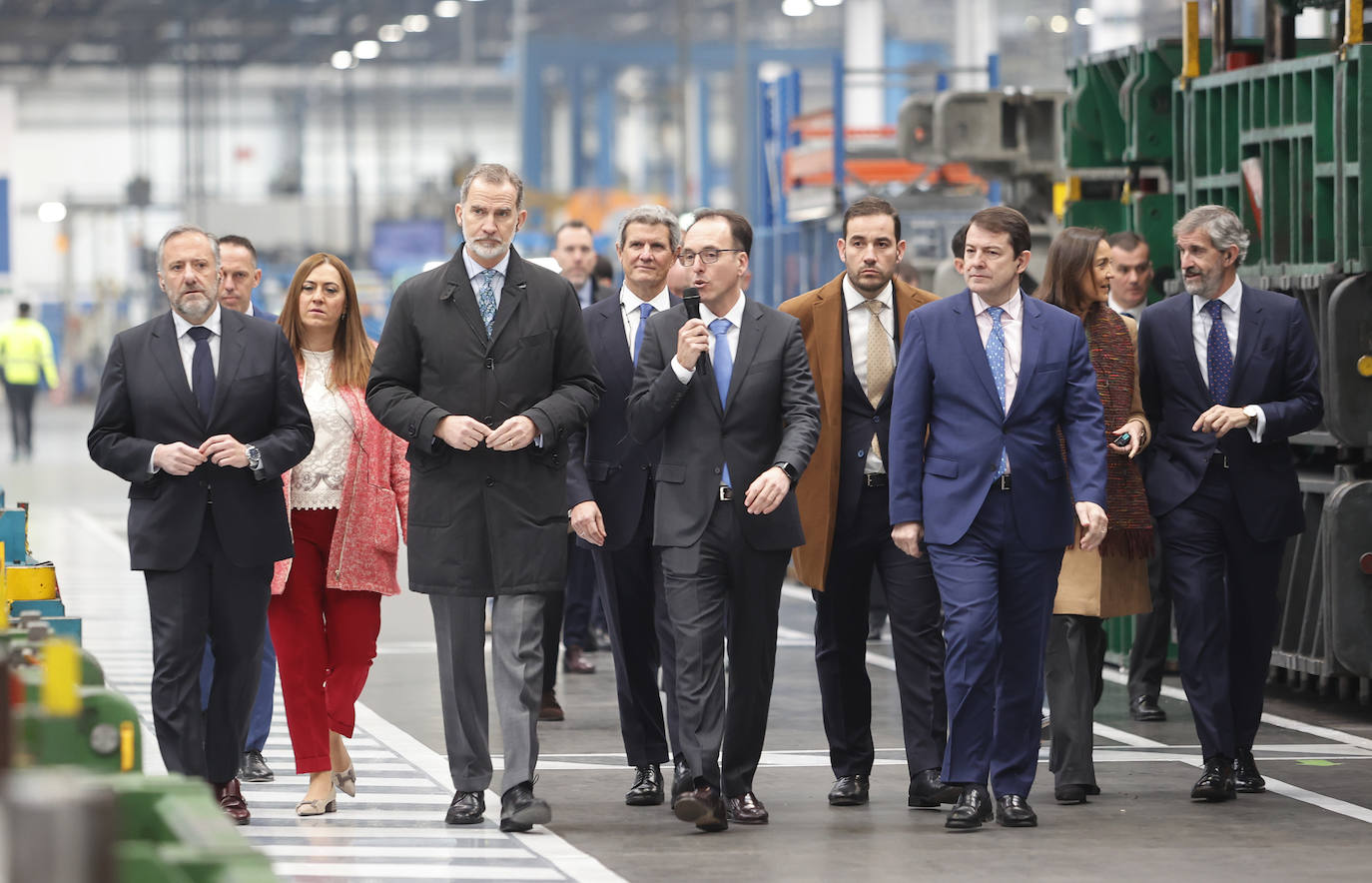 Fotos: El Rey Felipe VI conoce la innovadora planta de Gestamp en Palencia