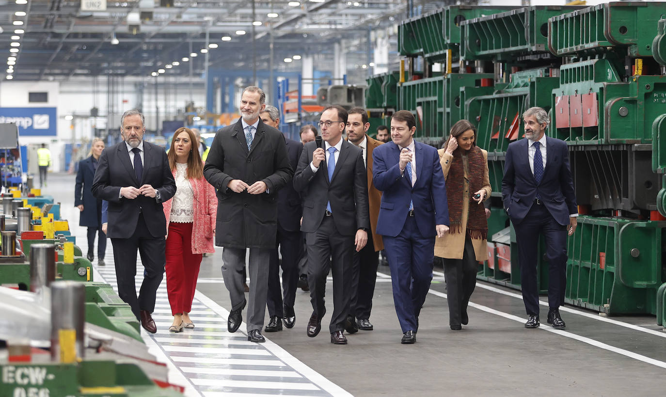 Fotos: El Rey Felipe VI conoce la innovadora planta de Gestamp en Palencia