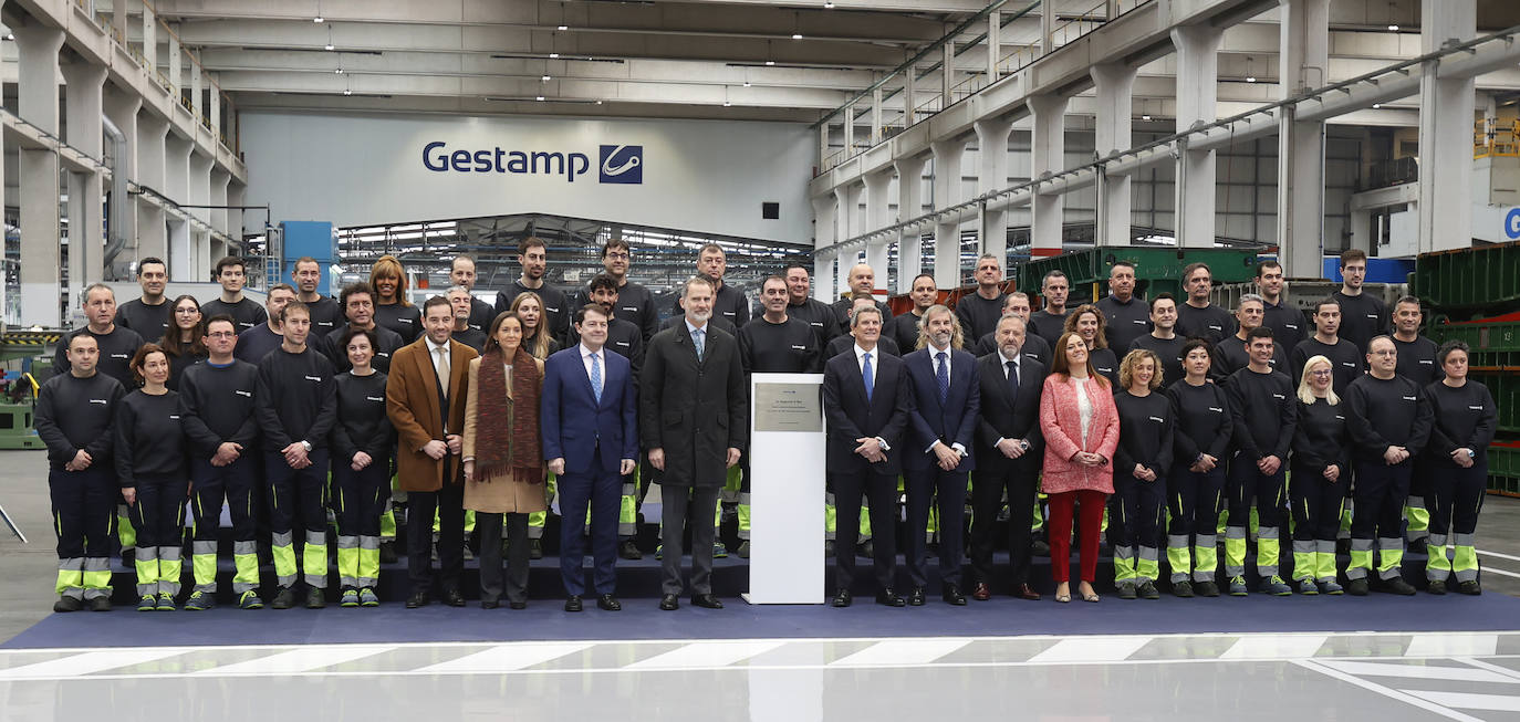 Fotos: El Rey Felipe VI conoce la innovadora planta de Gestamp en Palencia