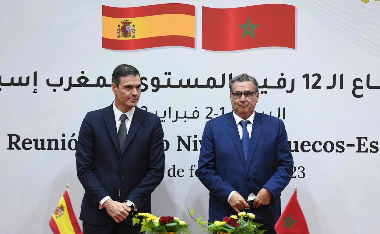 Pedro Sánchez y el primer ministro de Marruecos, Aziz Akhannouch. 