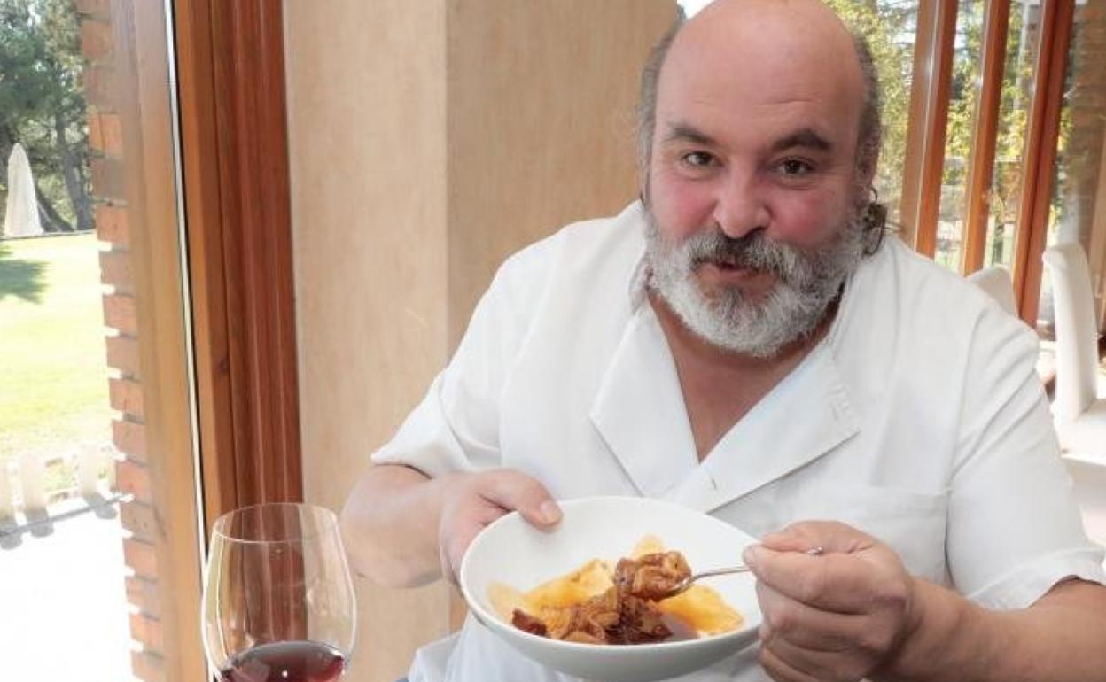 El cocinero Dámaso Vergara disfrutando de un plato de callos. 