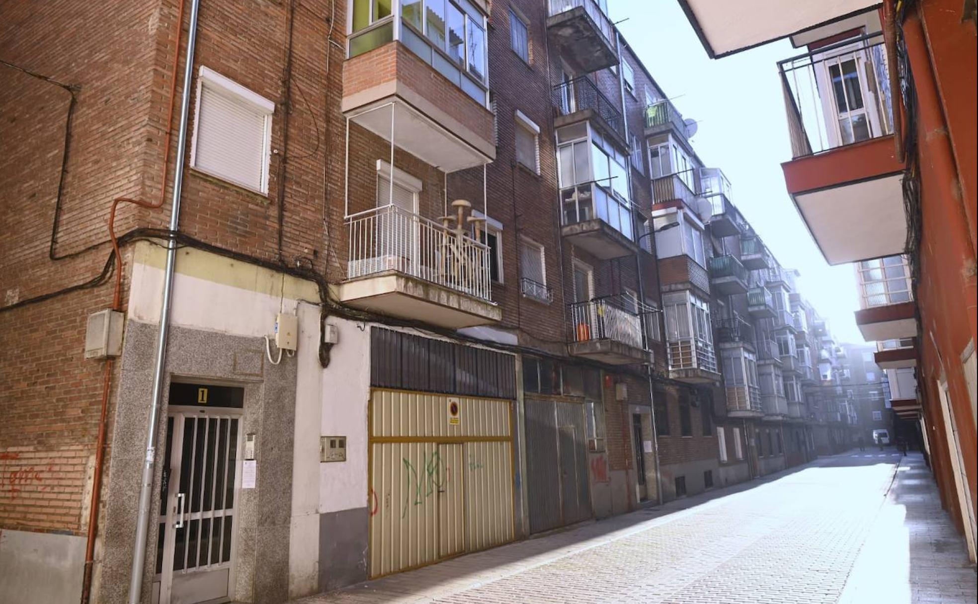 Portal del edificio de la calle Azorín de Valladolid donde se ha hallado el cuerpo sin vida de la mujer.