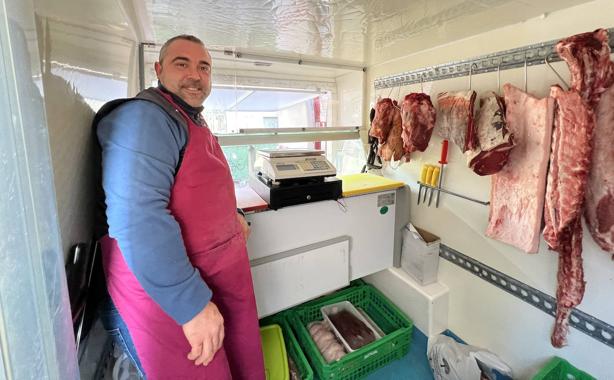 Álvaro Cebrián en el interior de su furgoneta-carnicería, un vehículo que él mismo ha adaptado 