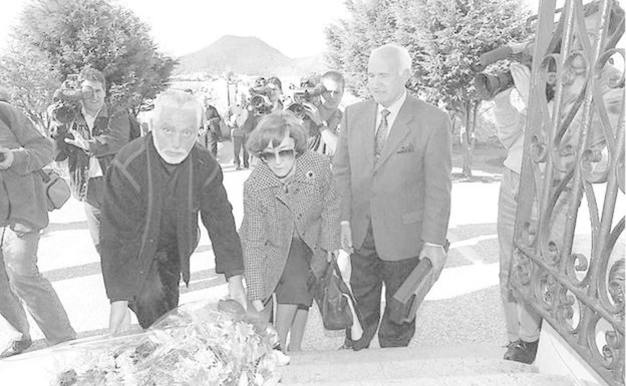 Paco Rabanne, durante la ofrenda floral en los actos conmemorativos de los fusilamientos en la Guerra Civil española de 14 nacionalistas vascos. Su padre fue uno de los fusilados