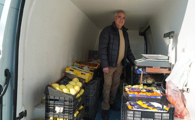 Toño González lleva toda la vida vendiendo fruta en los pueblos de Torozos 