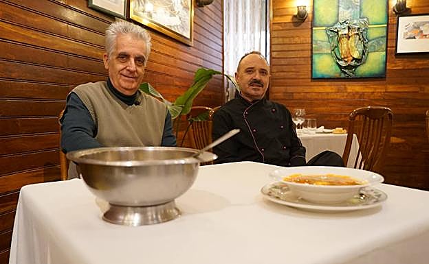 Miguel Ángel Marchena y su jefe de cocina Antonio Domínguez ante una sopera con este productazo 