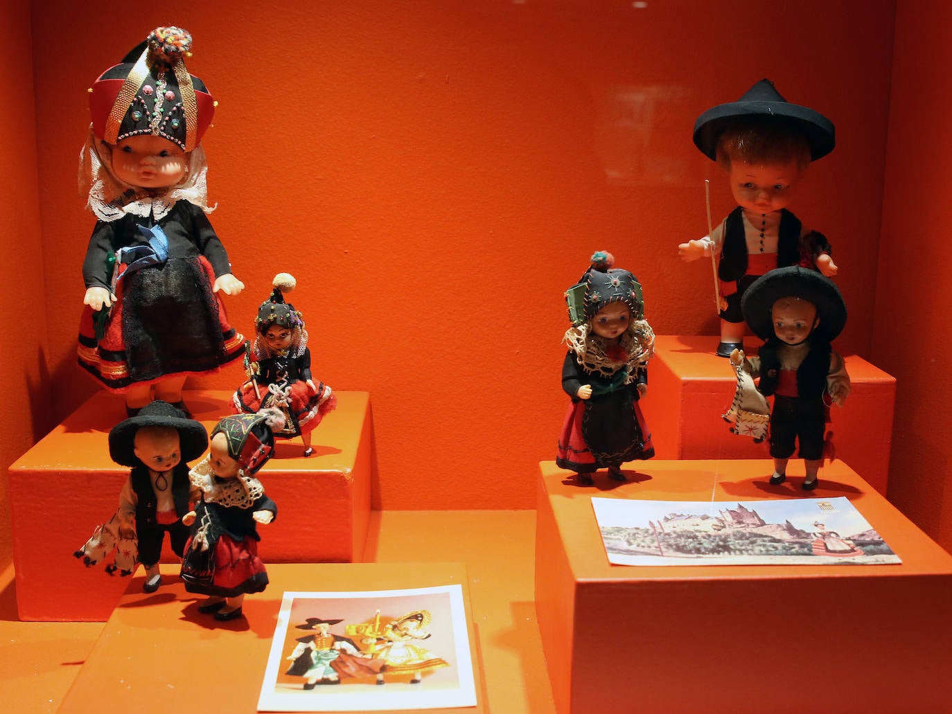 Exposición de trajes segovianos en el Torreón de Lozoya. 