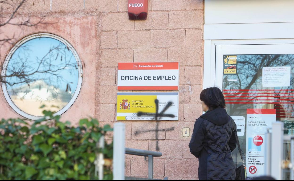 Una persona en la puerta de una oficina de Empleo.