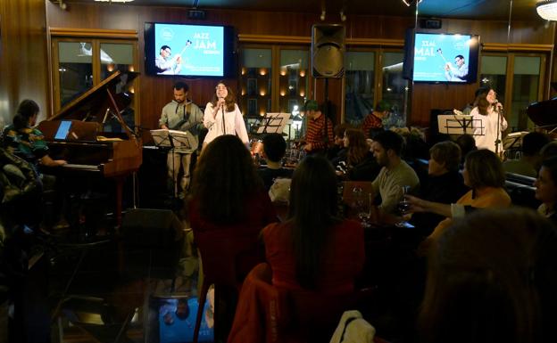 El público sigue el concierto de ASBand en el Café del Zorrilla. 