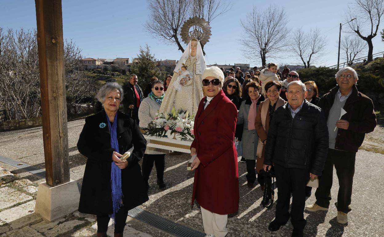 La procesión de la Virgen de las Candelas entrando en el templo de San Bartolomé. 