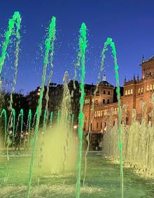 Imagen secundaria 2 - Pruebas de los chorros y luces realizadas el viernes. Debajo, a la derecha, el vaso lleno en la mañana del sábado. 