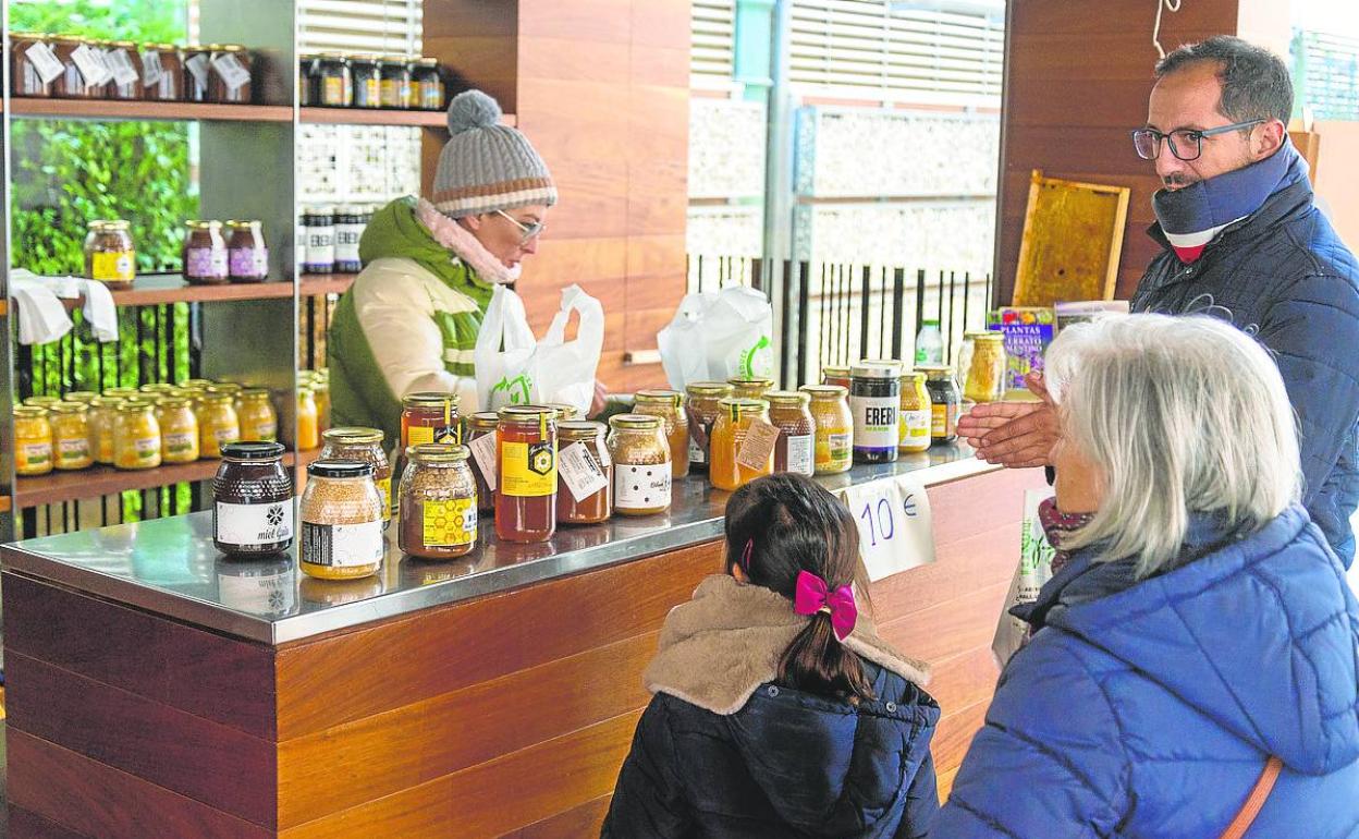 Varios clientes compran este viernes miel en el Cubo de Cristal.