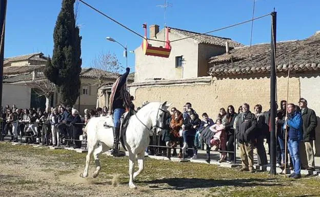 Los quintos de Tordehumos celebran su tradicional carrera de cintas