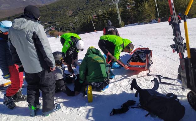 La Guardia Civil rescata a una joven herida en la estación de La Pinilla