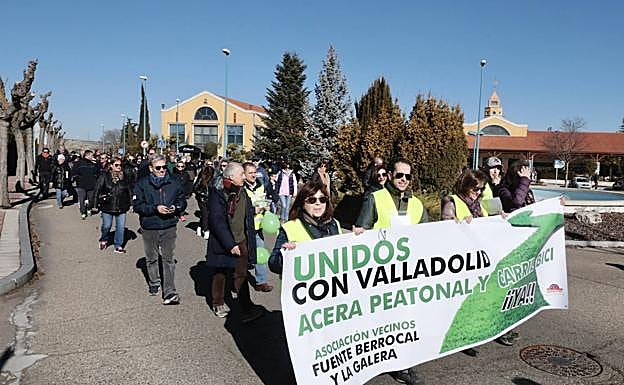 Vecinos de Fuente Berrocal y La Galera se manifiestan para pedir un carril bici y una acera