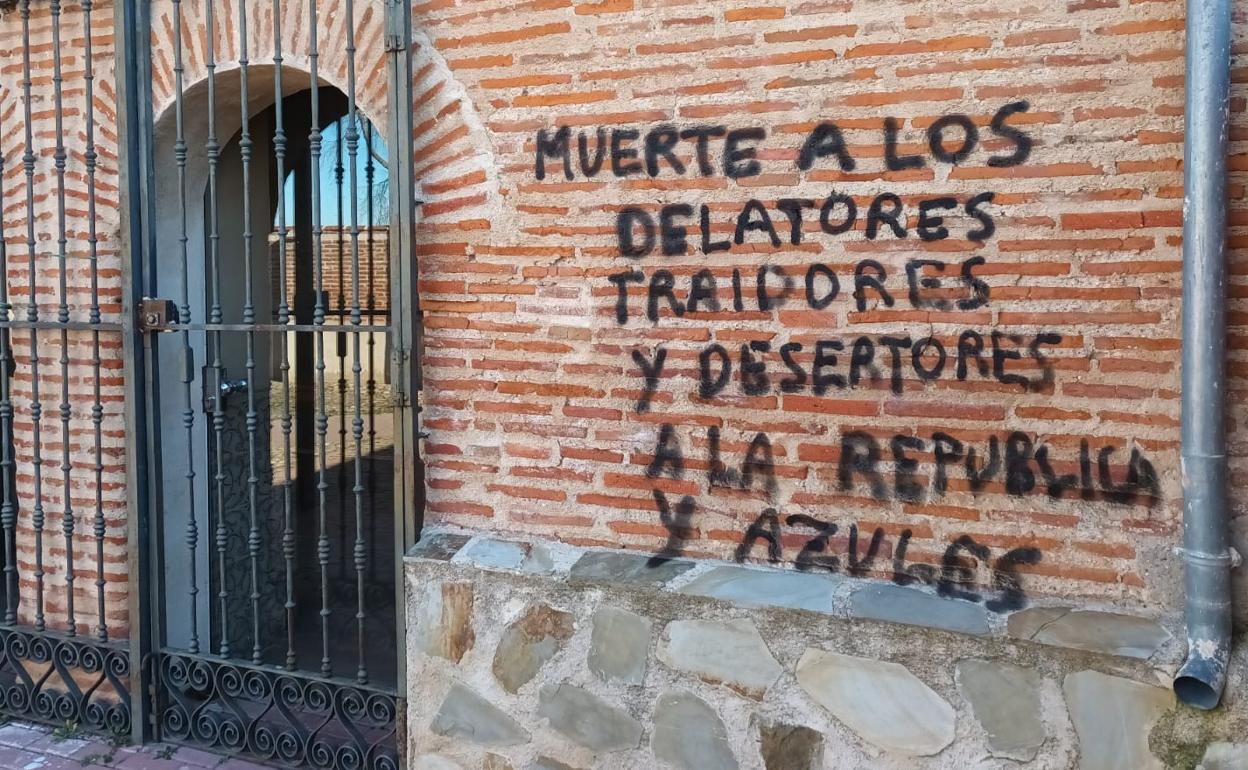 Alaejos amanece con pintadas vandálicas en el cementerio, el polideportivo y la iglesia