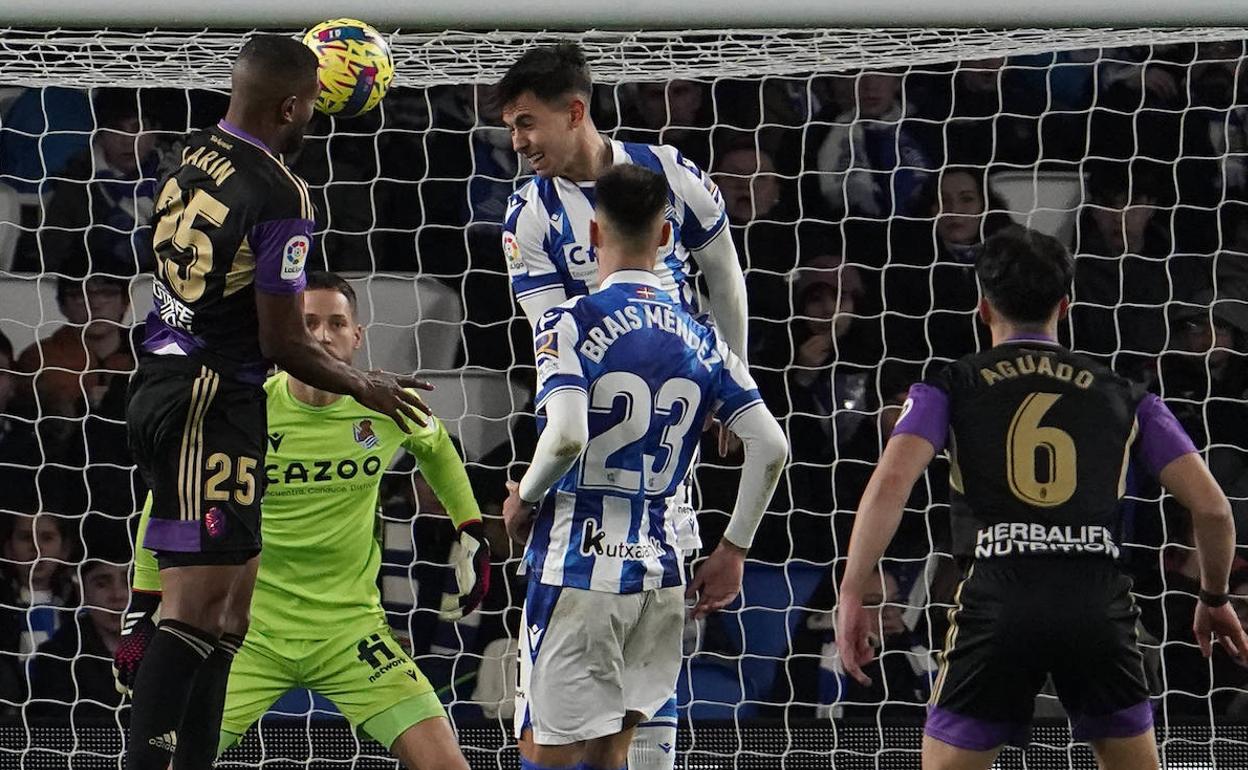 Larin en el remate que acabó en gol.