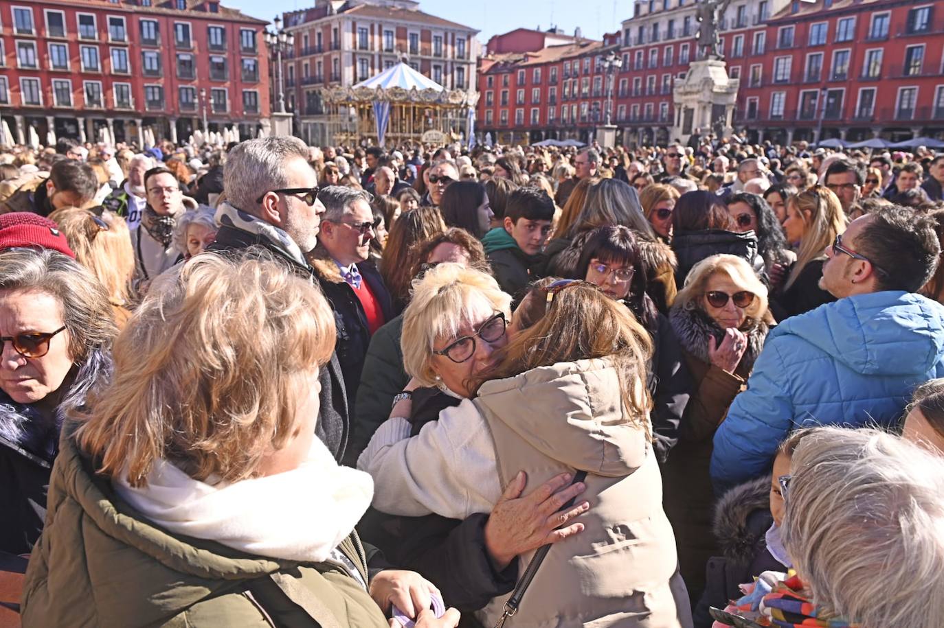 Imagen. La madre de Paloma recibe un abrazo durante la concentración.