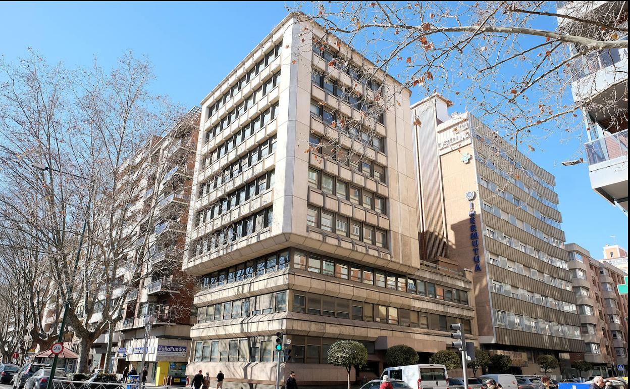 El edificio que sale a la venta se sitúa en la esquina del Paseo de Zorrilla con la calle Juan de Juni. 